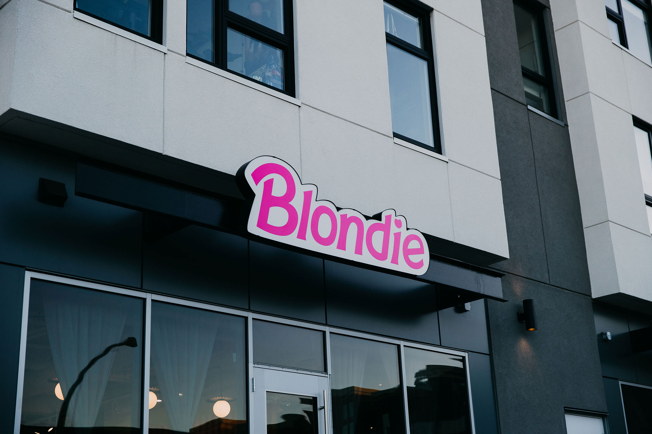 Blondie Logo Side View